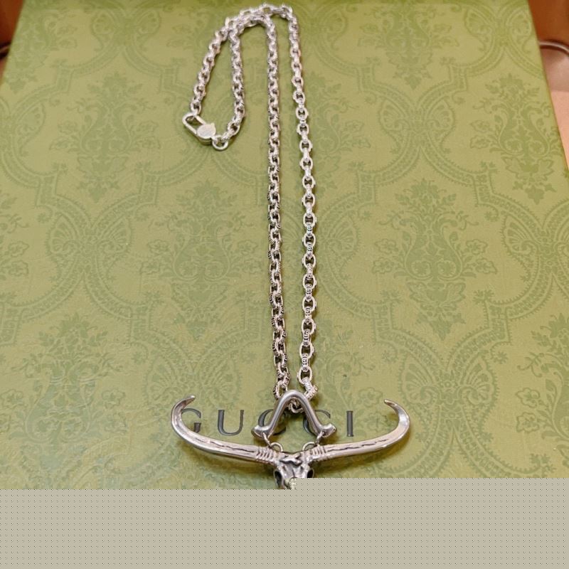G*u*i necklaces